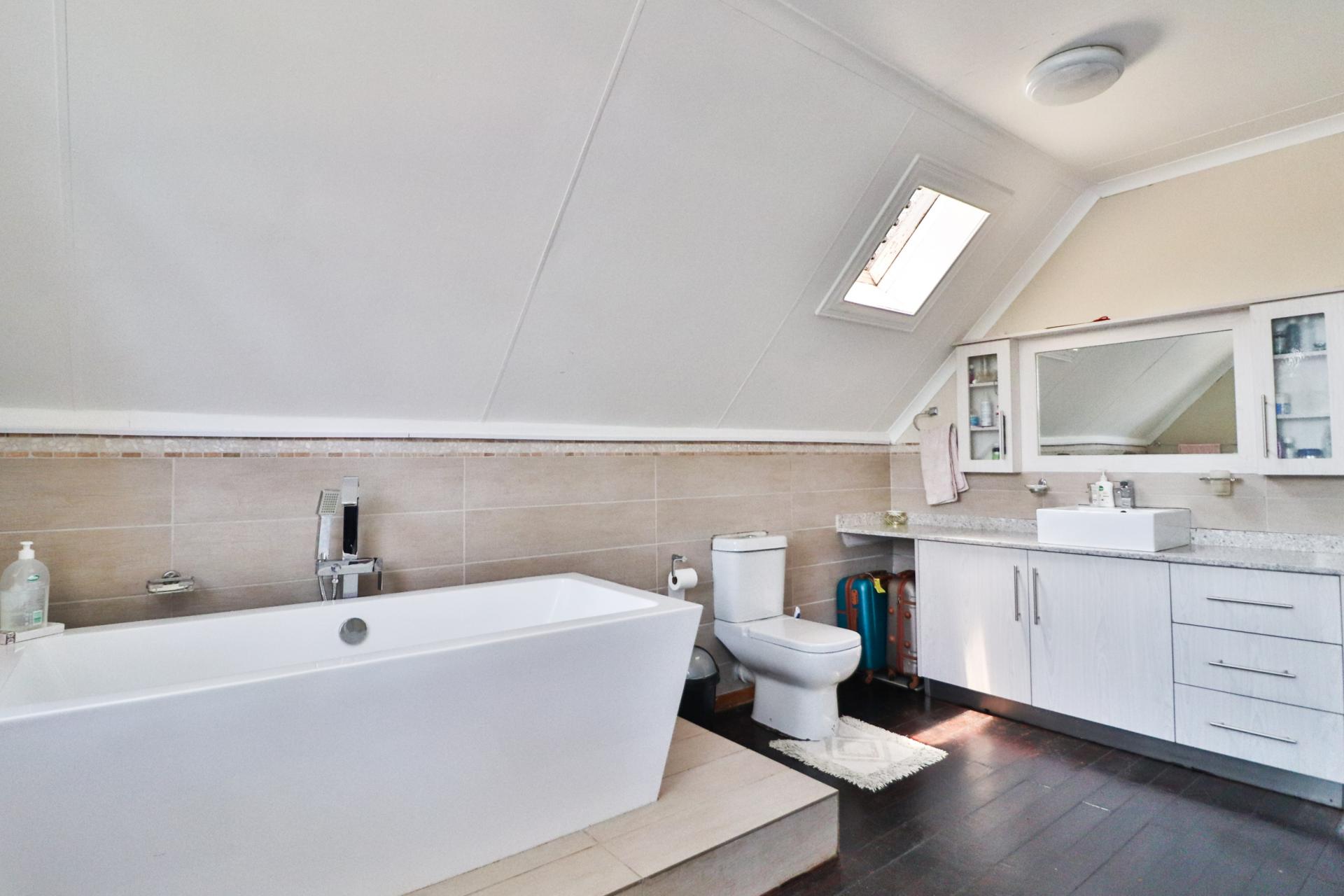 Main Bathroom of property in Kingsview