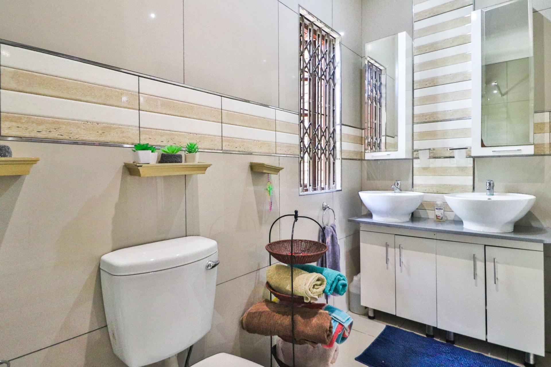 Bathroom 1 of property in Kingsview