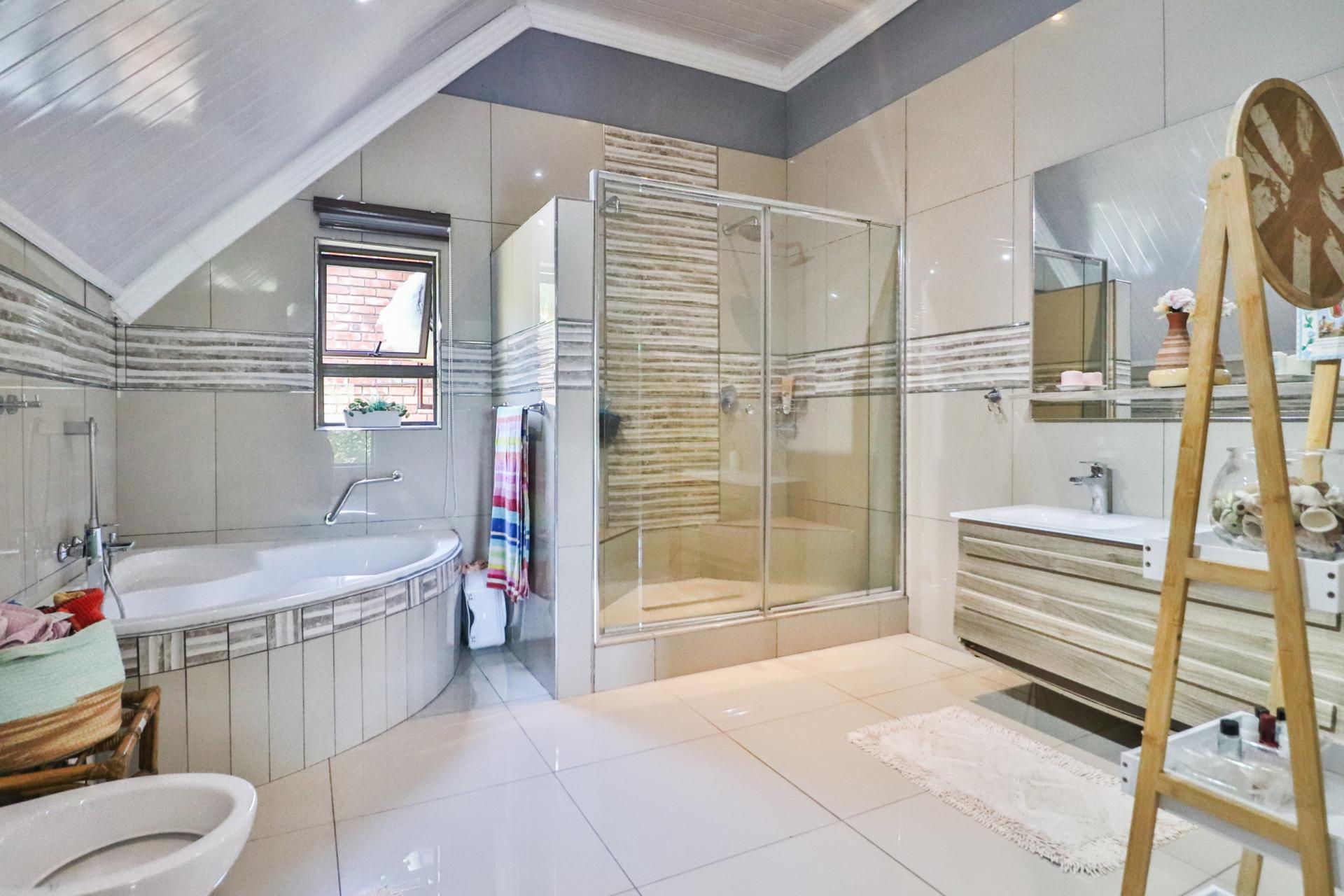 Bathroom 2 of property in Kingsview