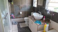 Bathroom 1 - 10 square meters of property in Walkers Fruit Farms SH