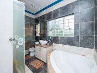 Bathroom 1 - 10 square meters of property in Walkers Fruit Farms SH