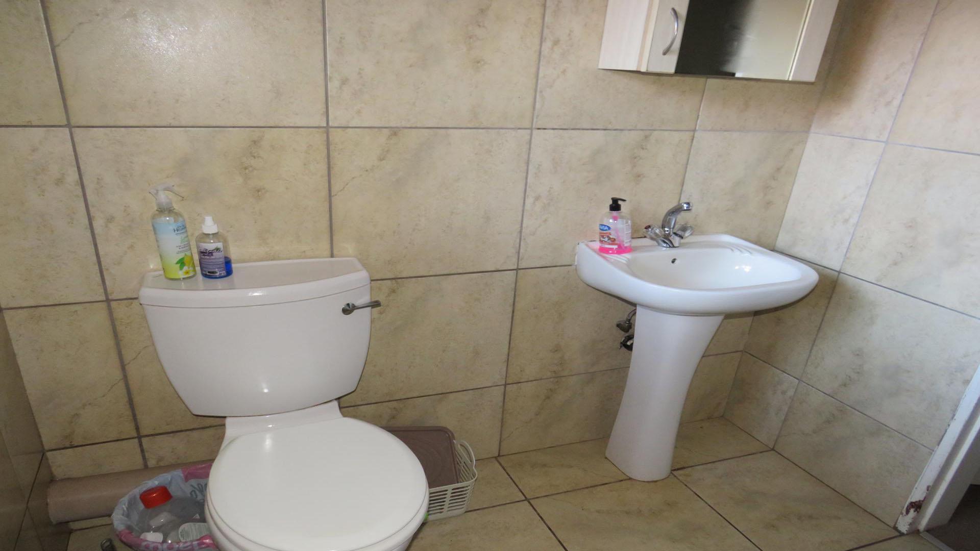 Bathroom 1 of property in Lephalale (Ellisras)