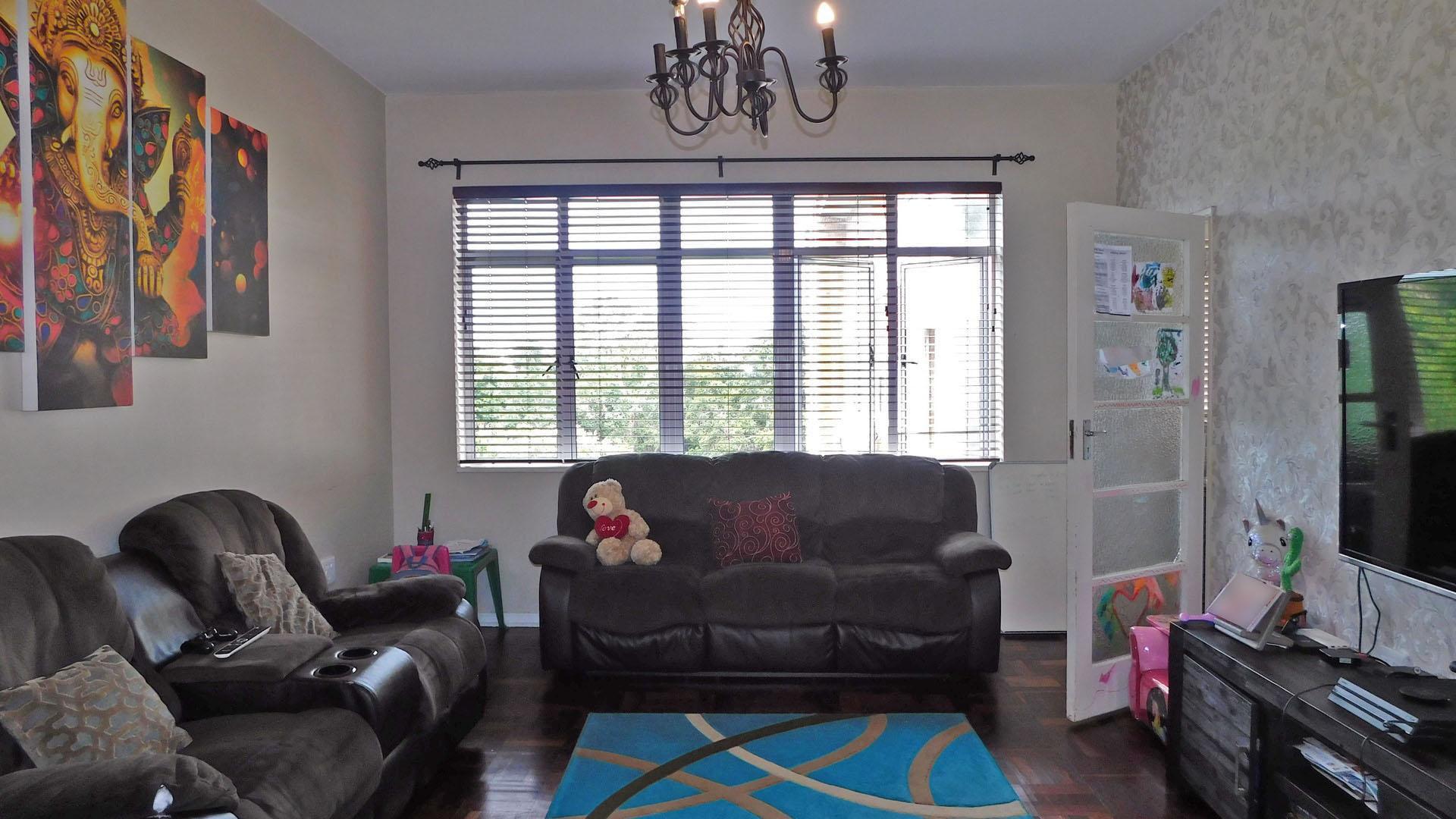 Lounges - 23 square meters of property in Musgrave