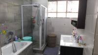 Main Bathroom - 7 square meters of property in Musgrave