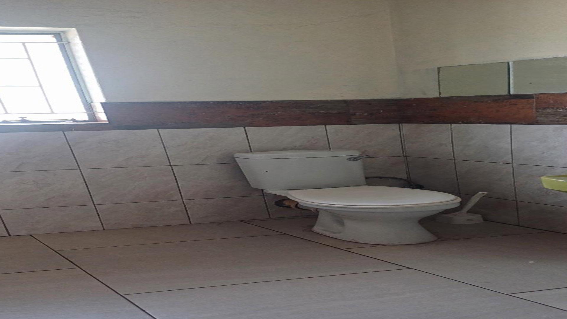 Bathroom 1 of property in Bedworth Park