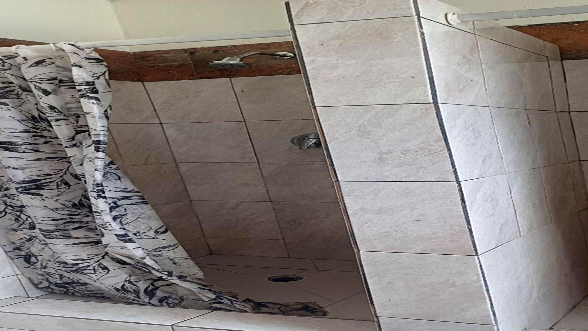 Bathroom 1 of property in Bedworth Park