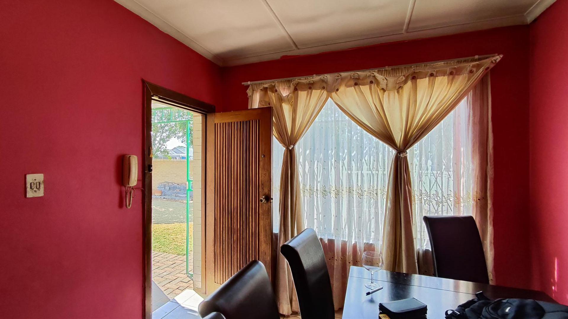 Dining Room - 10 square meters of property in Albemarle