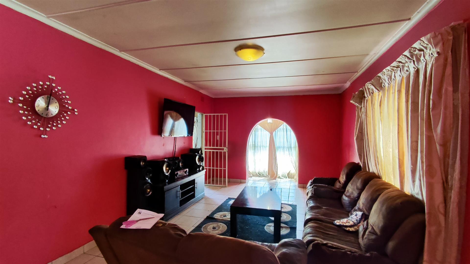 Lounges - 36 square meters of property in Albemarle