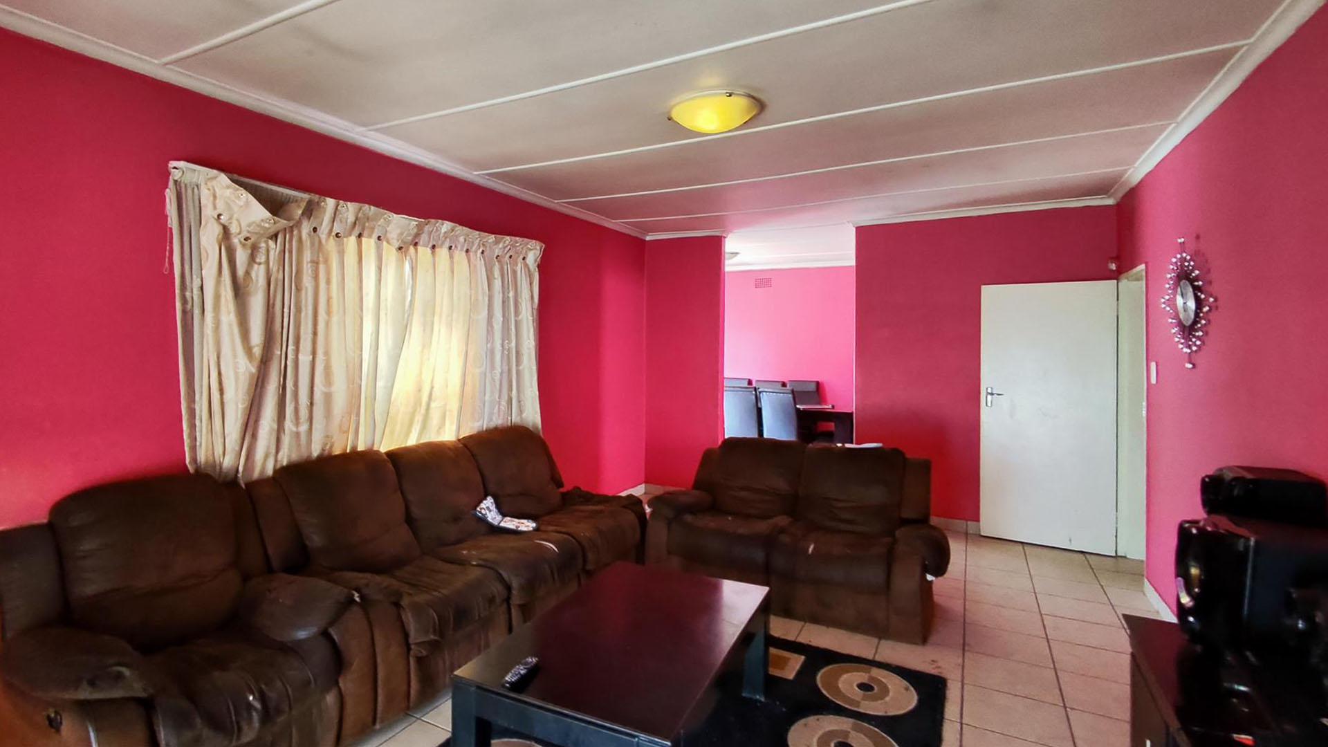 Lounges - 36 square meters of property in Albemarle