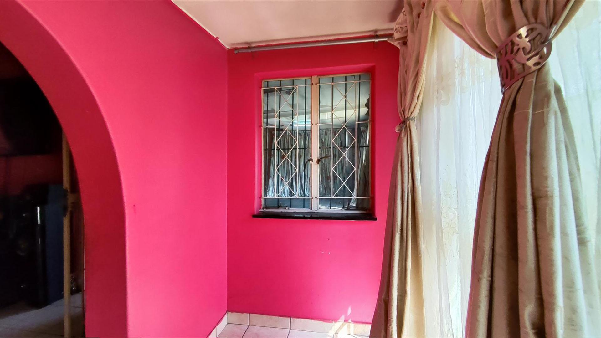 Lounges - 36 square meters of property in Albemarle