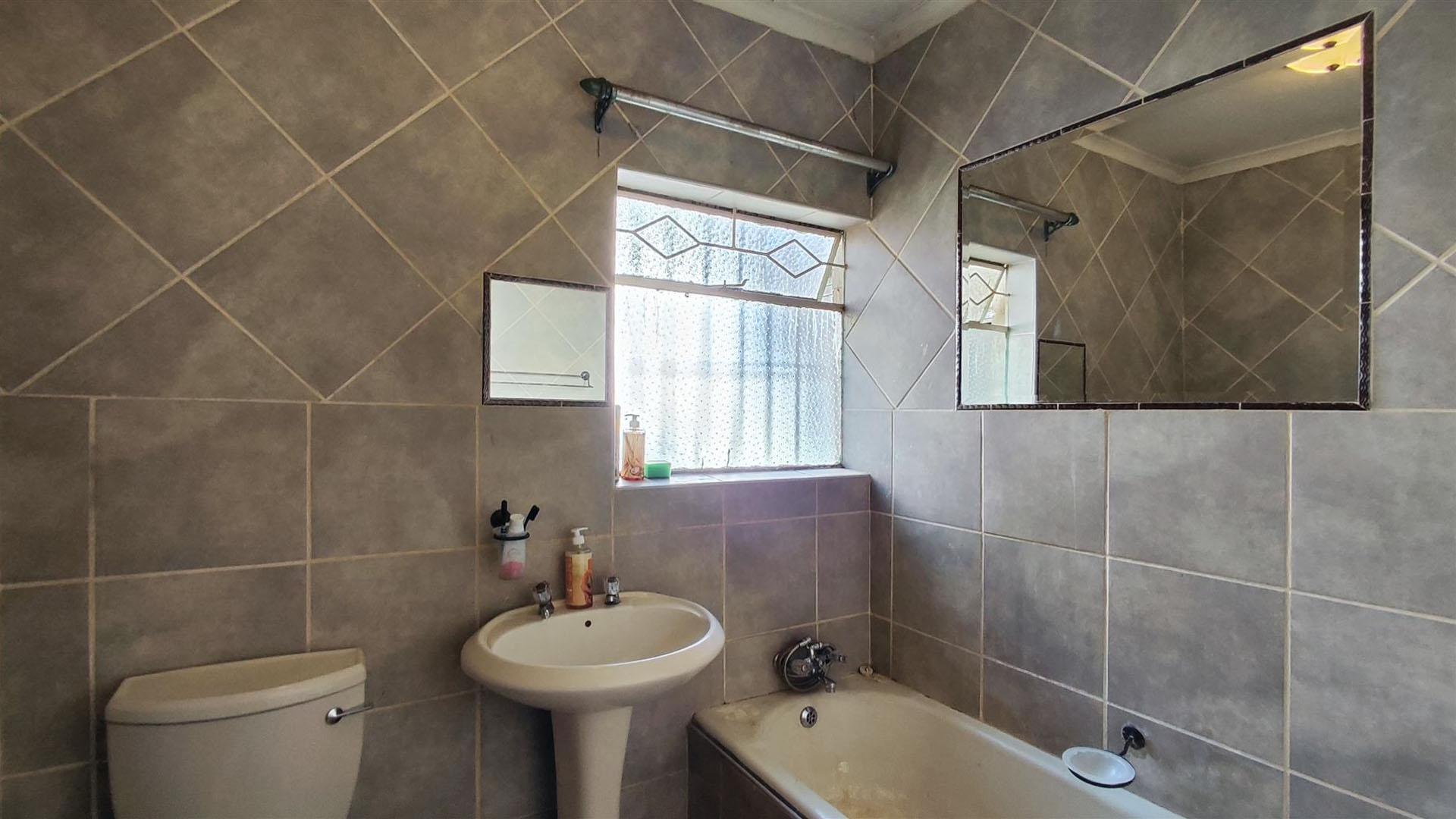 Bathroom 1 - 5 square meters of property in Albemarle