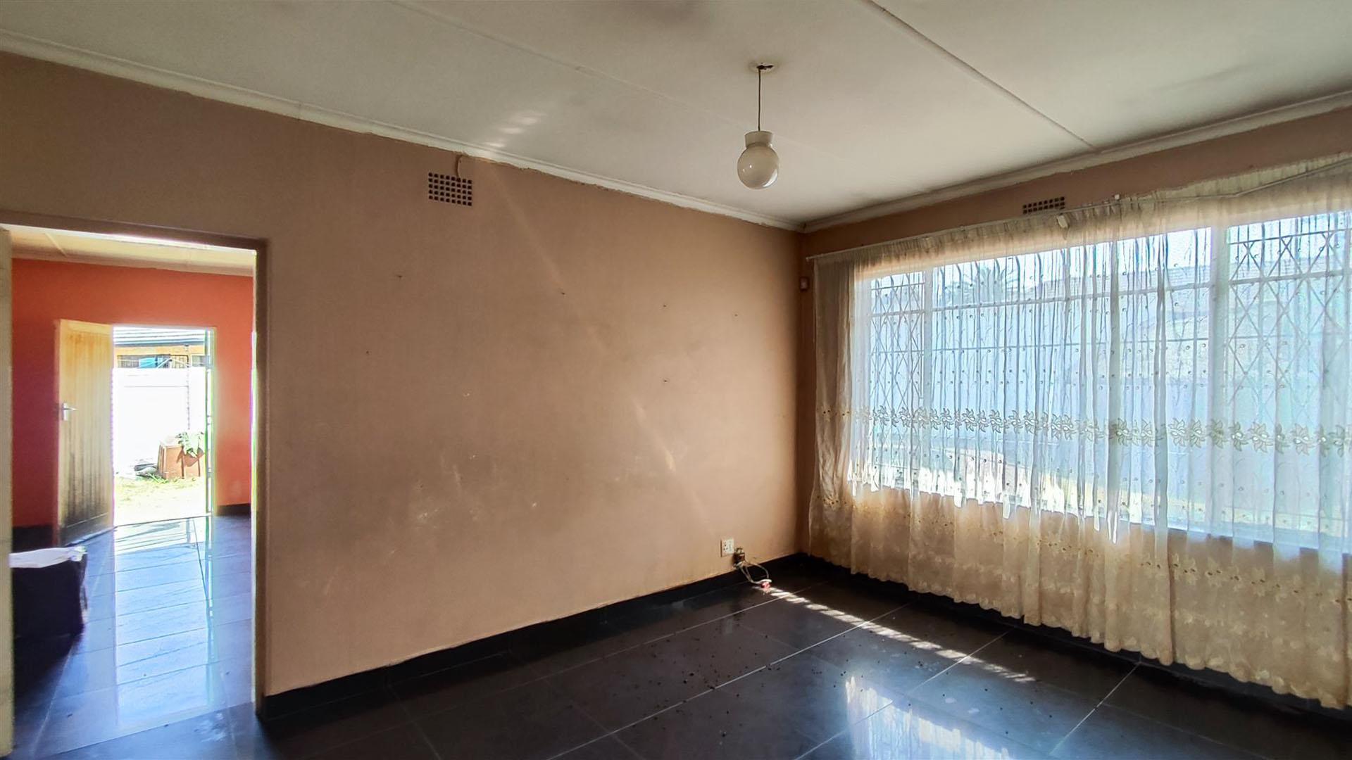 Bed Room 3 - 19 square meters of property in Albemarle