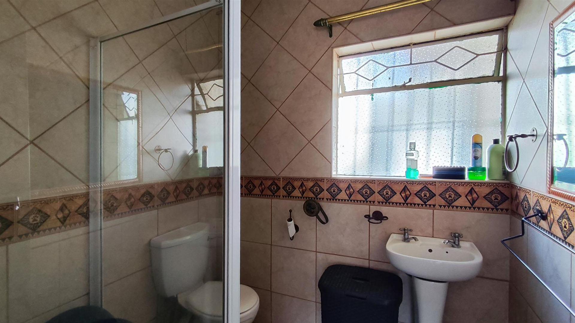 Bathroom 2 - 4 square meters of property in Albemarle