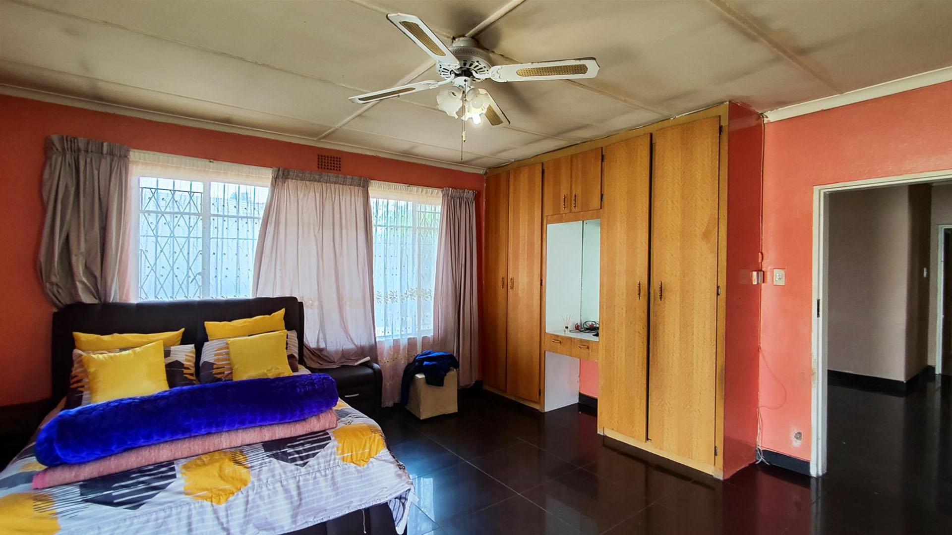 Main Bedroom - 32 square meters of property in Albemarle