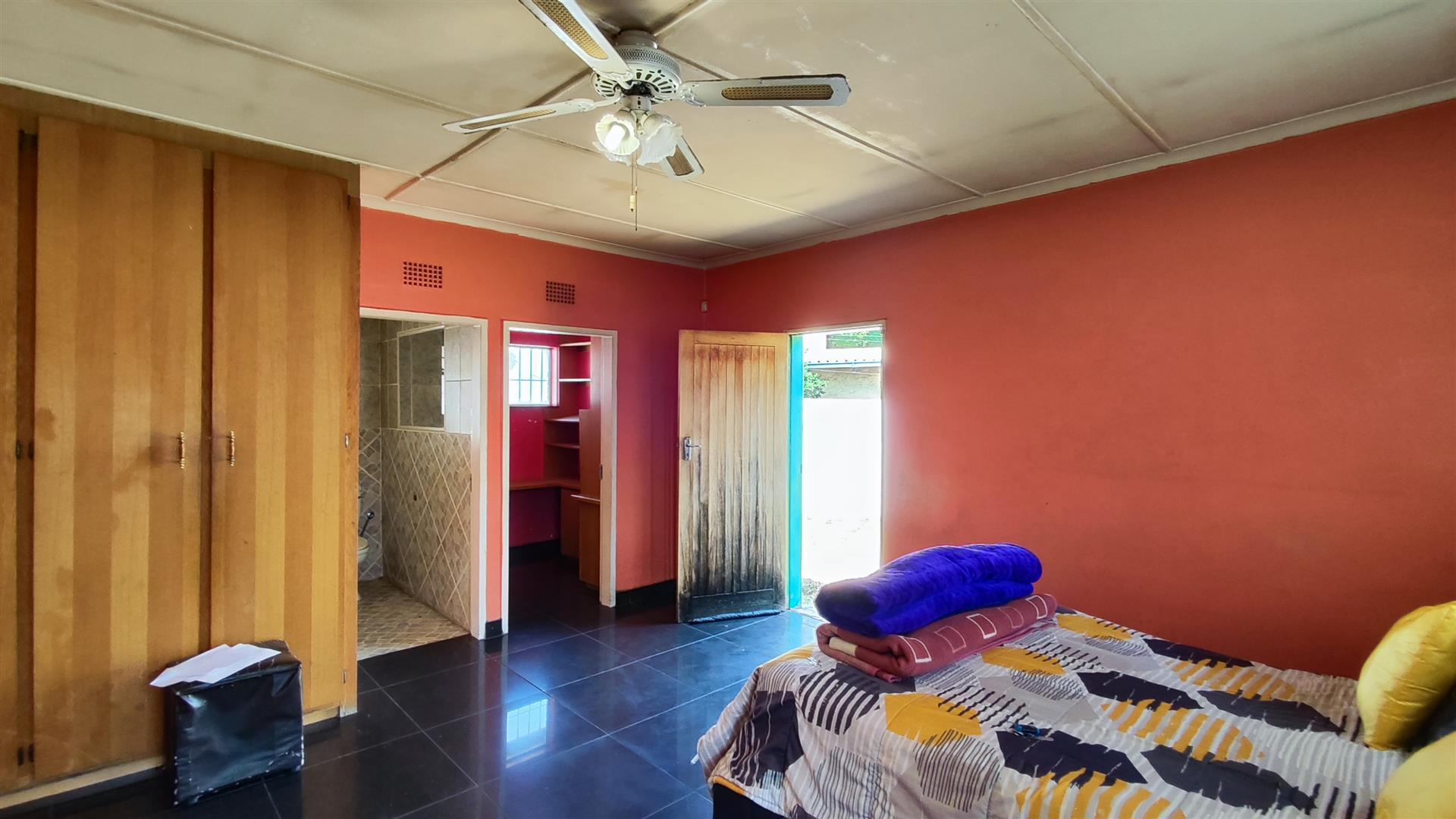 Main Bedroom - 32 square meters of property in Albemarle