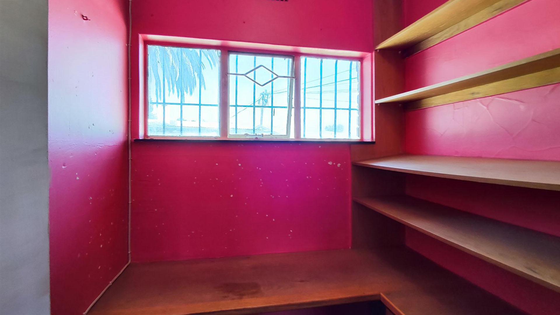 Main Bedroom - 32 square meters of property in Albemarle