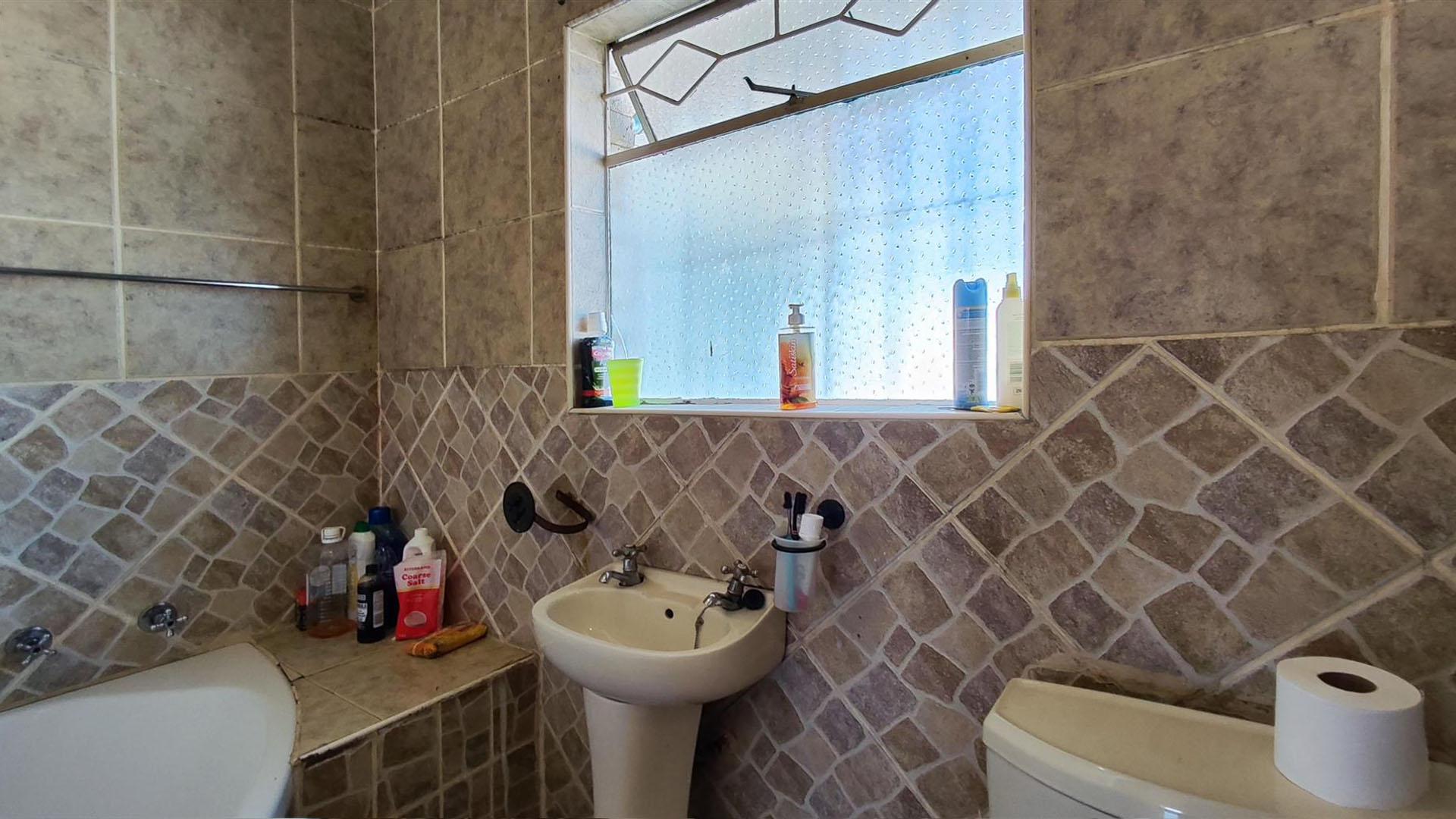 Main Bathroom - 5 square meters of property in Albemarle
