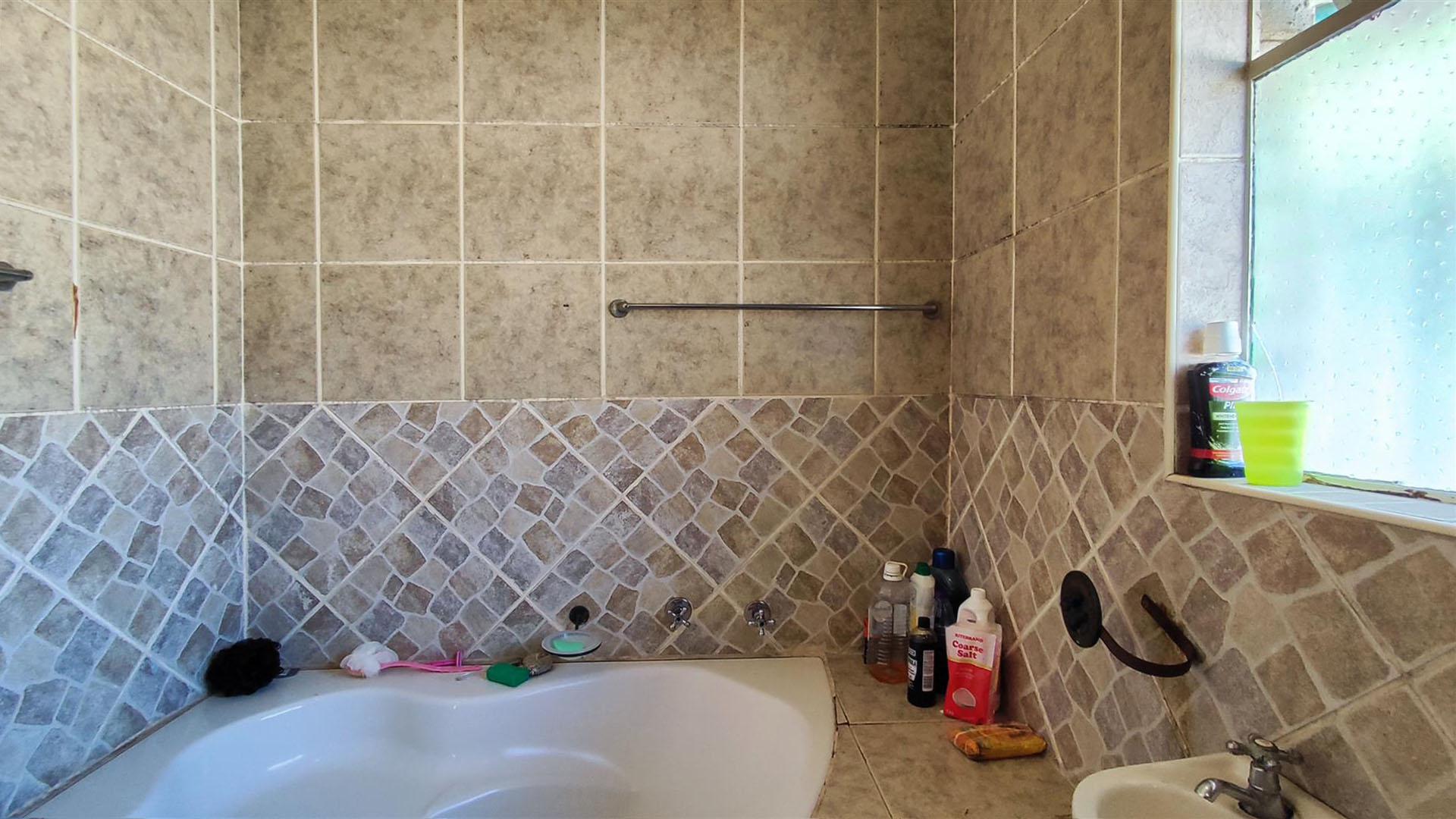 Main Bathroom - 5 square meters of property in Albemarle