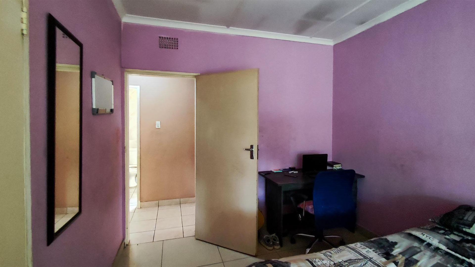 Bed Room 2 - 11 square meters of property in Albemarle