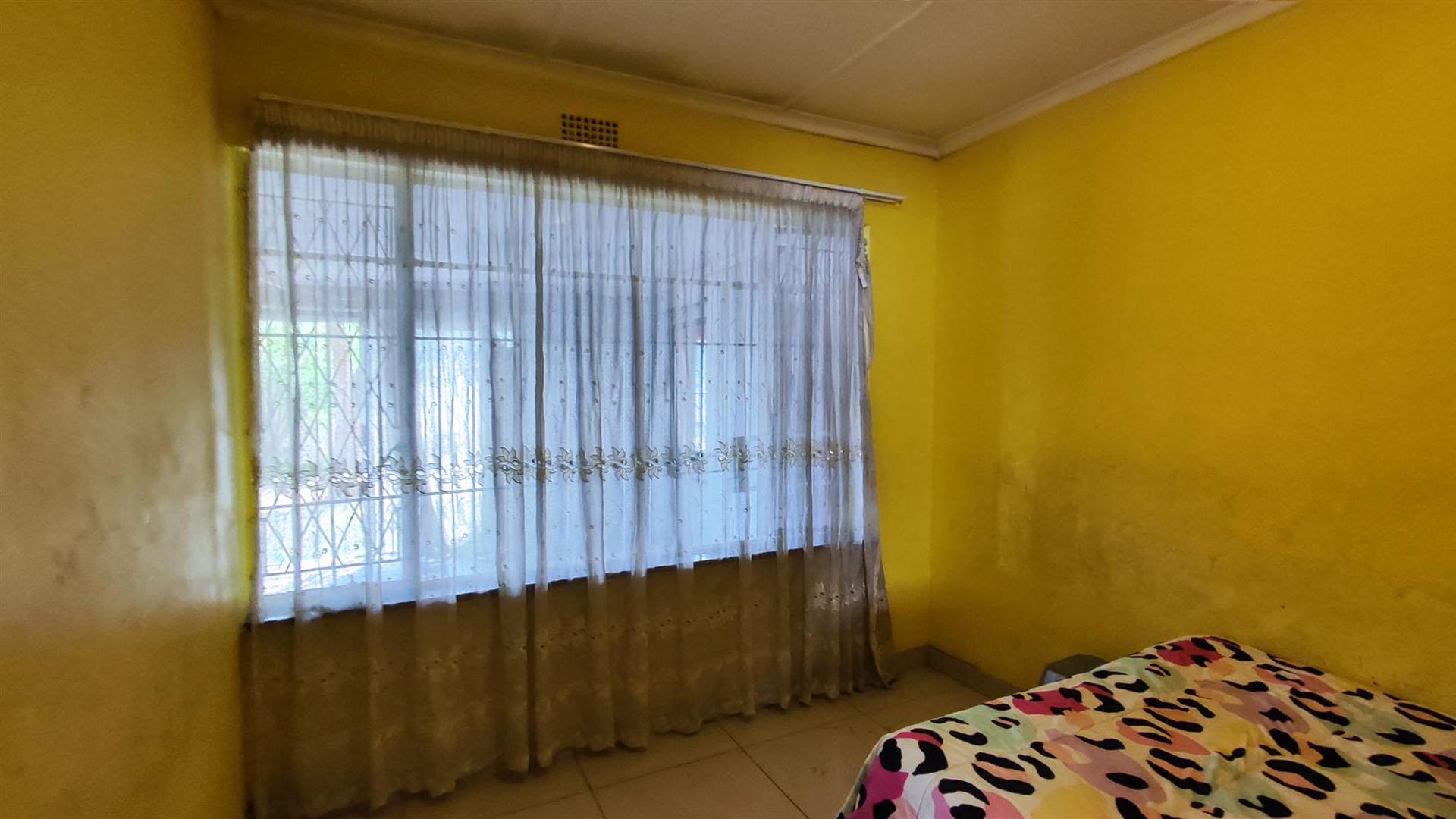 Bed Room 1 - 11 square meters of property in Albemarle