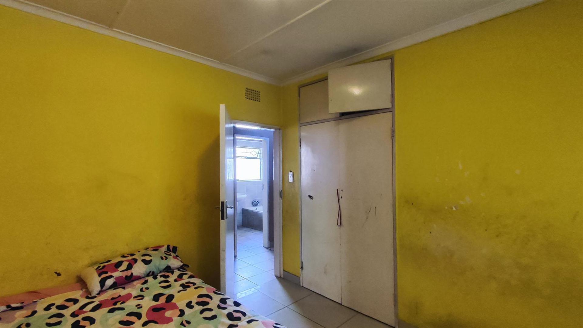 Bed Room 1 - 11 square meters of property in Albemarle