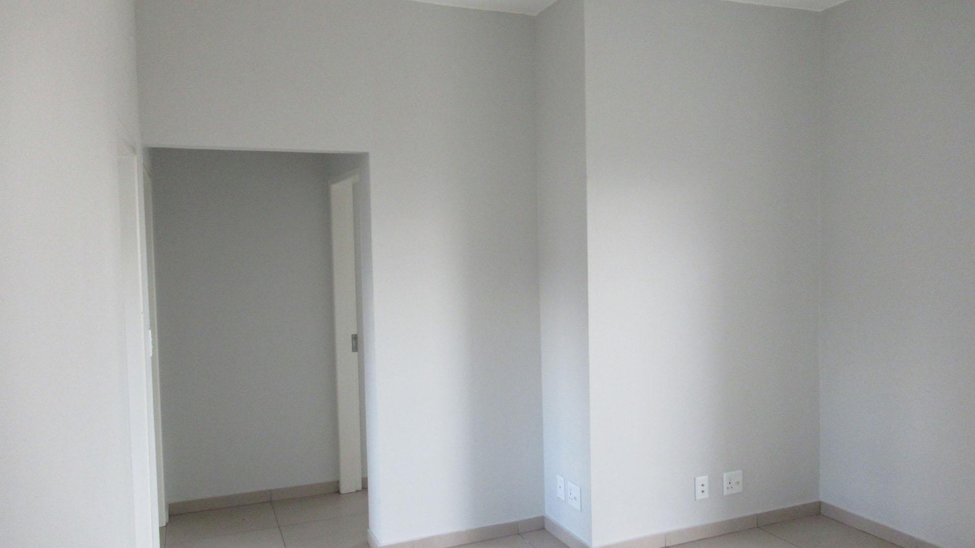 Lounges - 22 square meters of property in North Riding A.H.