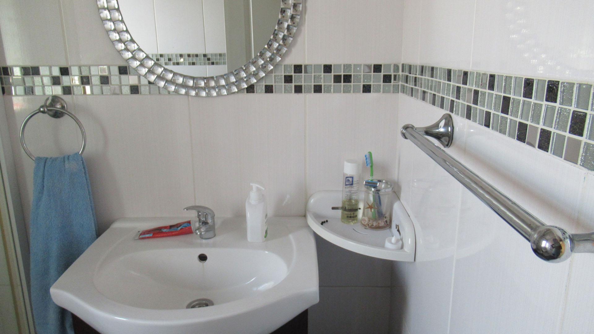 Bathroom 1 of property in Trenance Manor