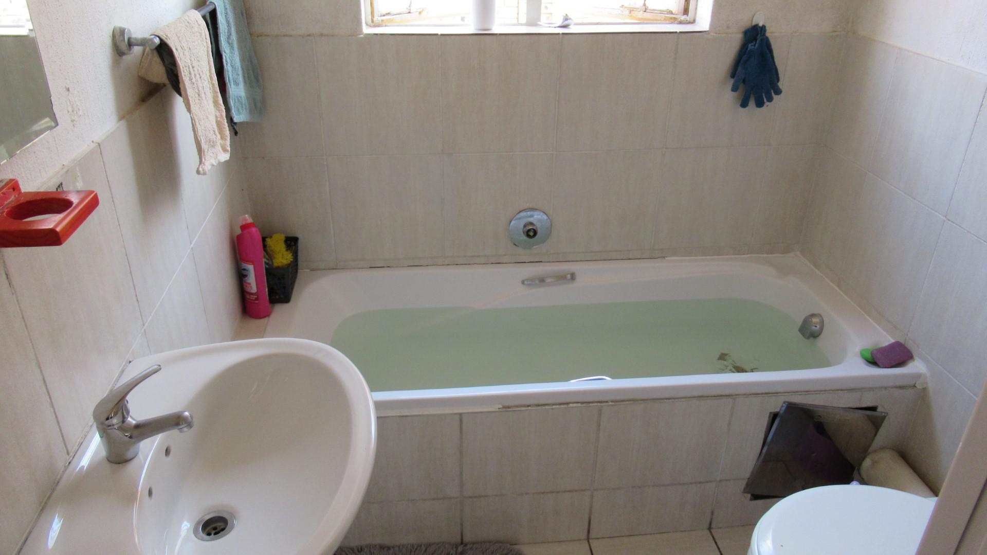 Bathroom 1 - 6 square meters of property in Towerby