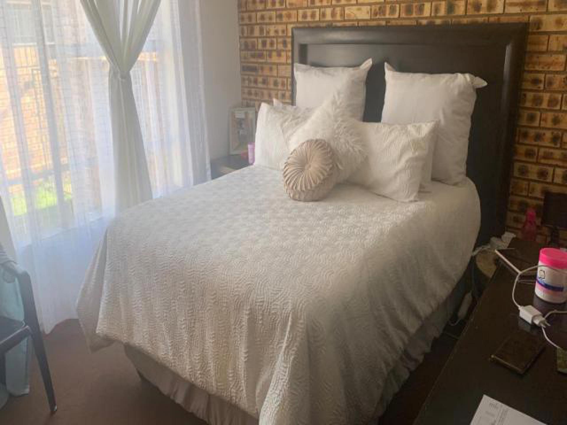 Main Bedroom of property in Horison View