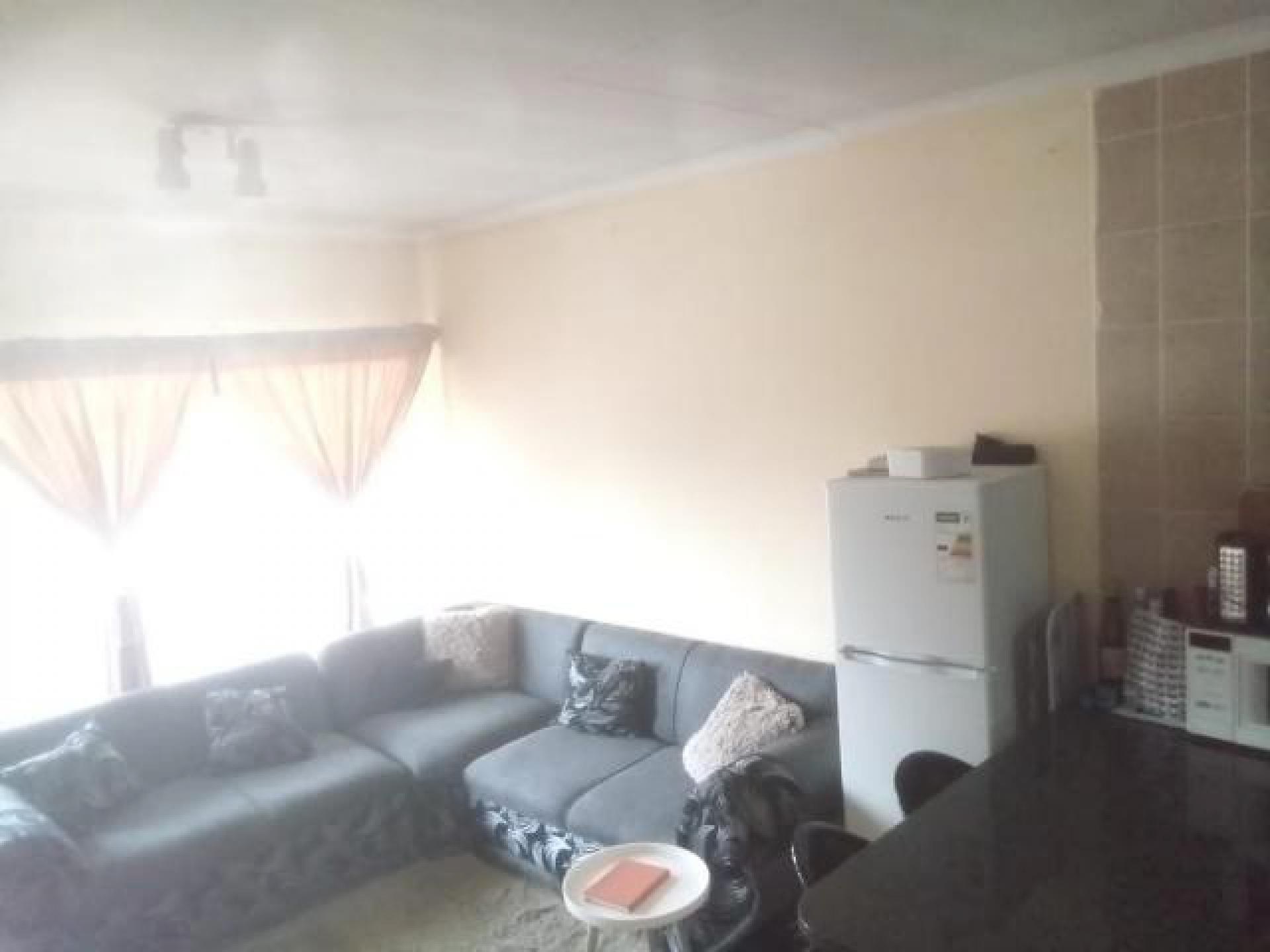 Lounges - 18 square meters of property in Elspark