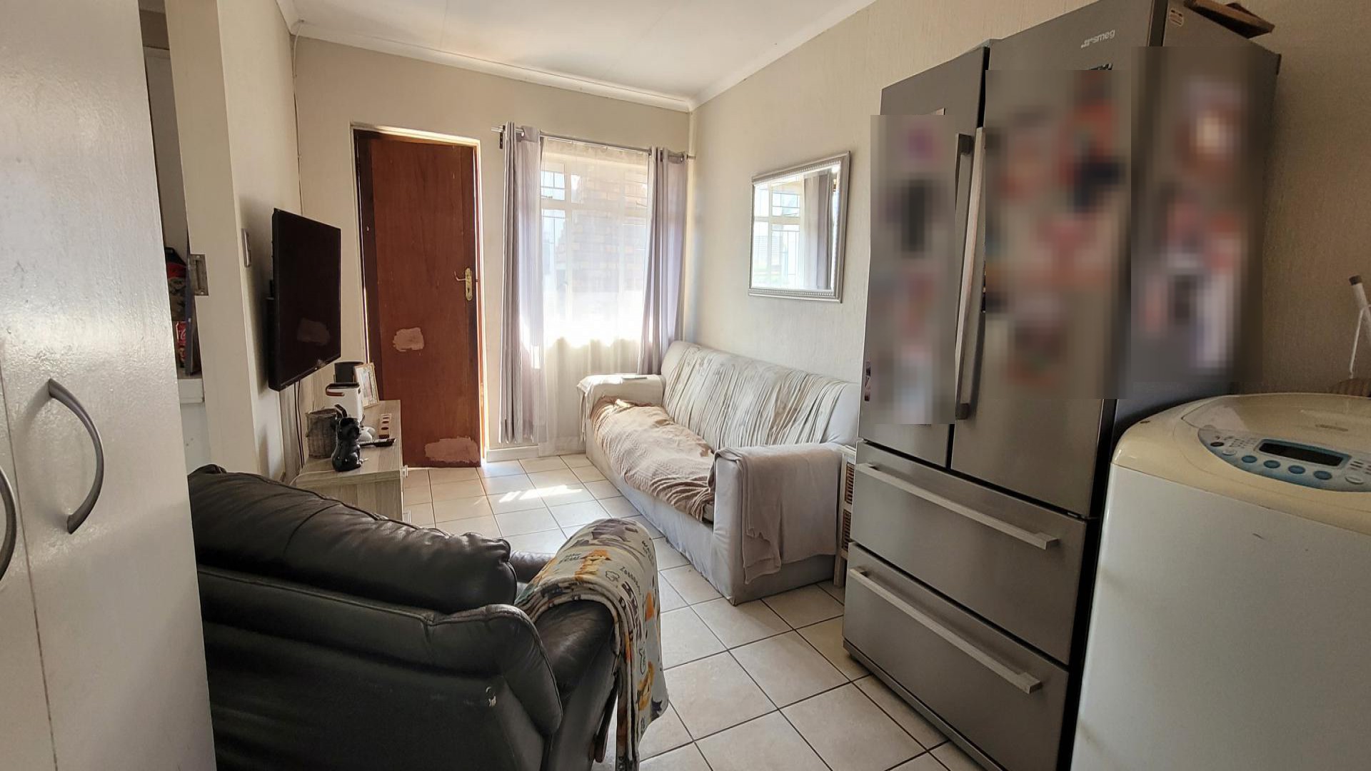 Lounges - 14 square meters of property in Bonaero Park