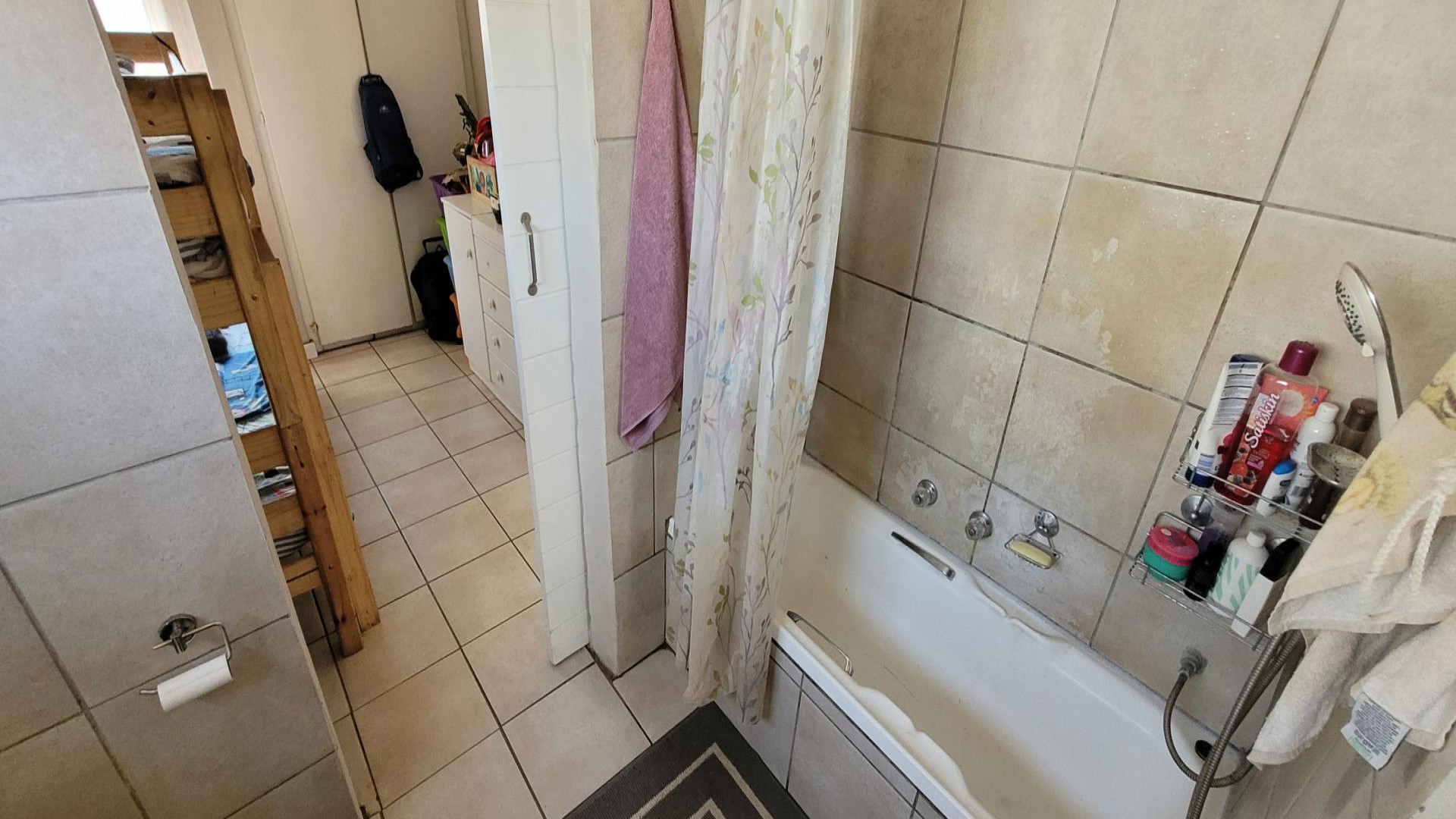 Bathroom 1 - 4 square meters of property in Bonaero Park