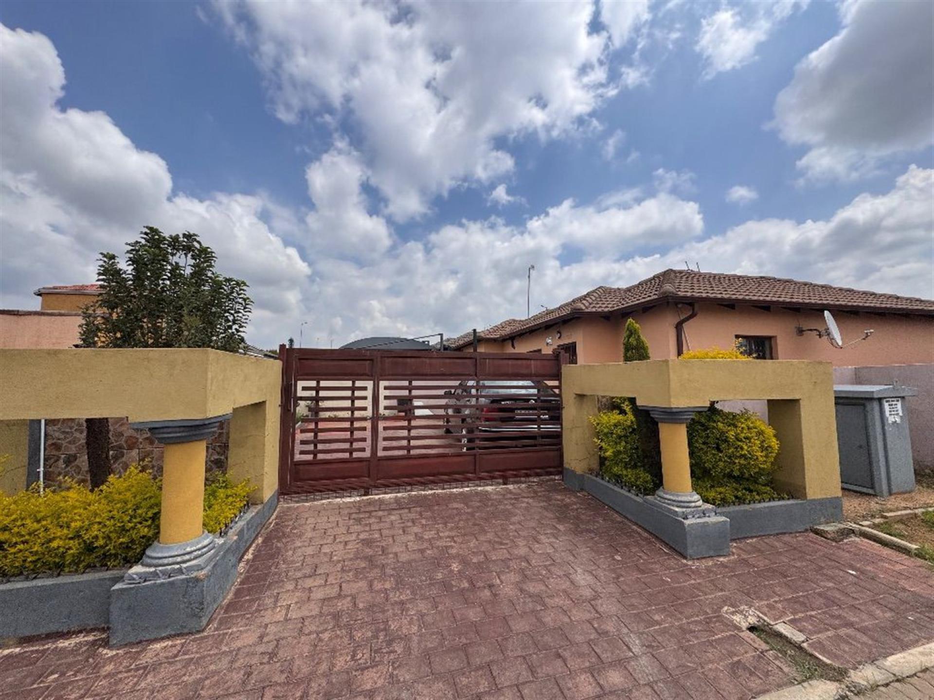 Front View of property in Clayville