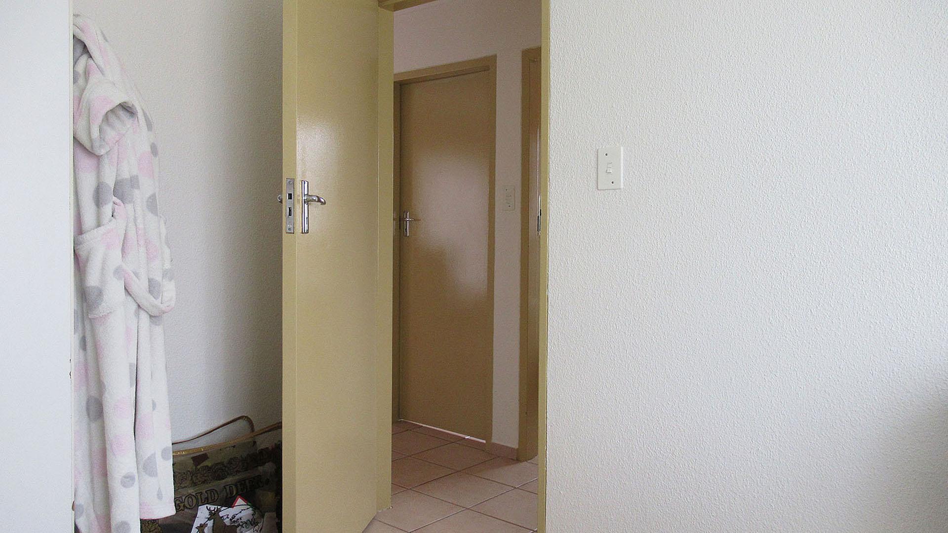 Main Bedroom - 11 square meters of property in Mondeor