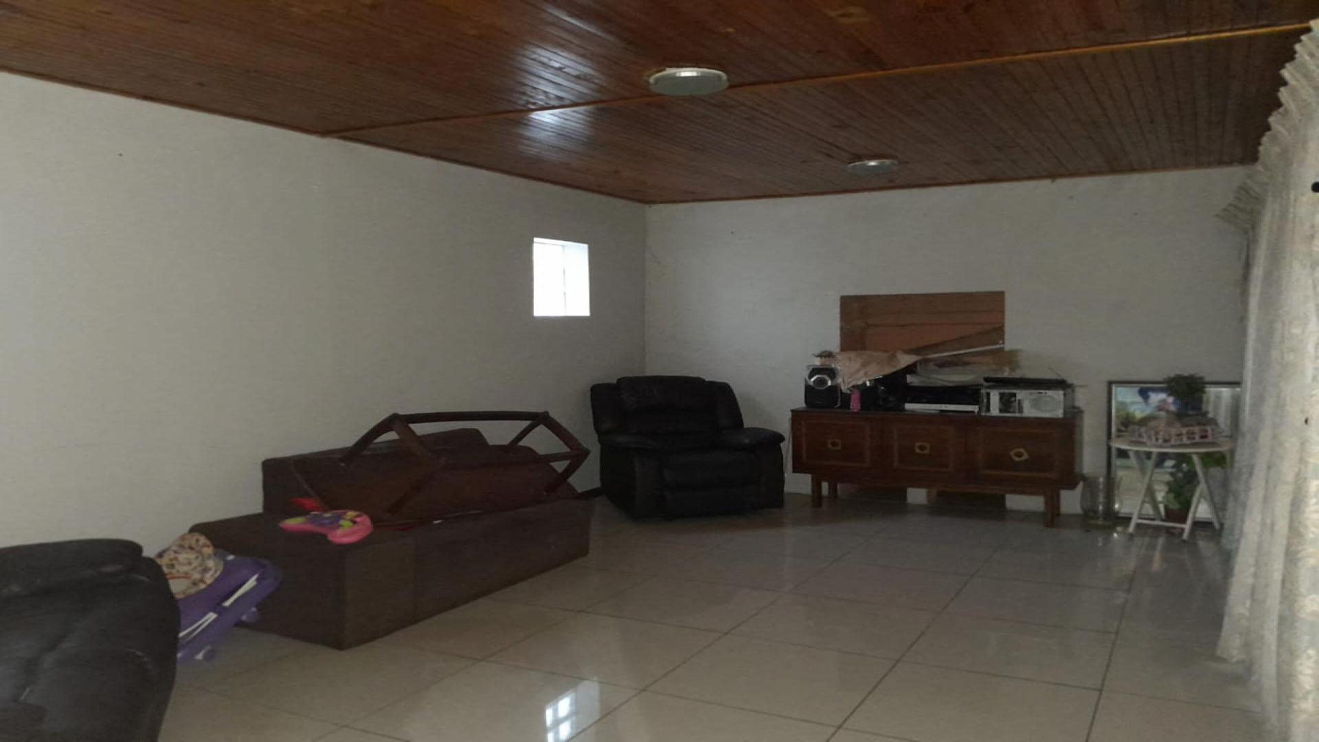 Lounges of property in Despatch
