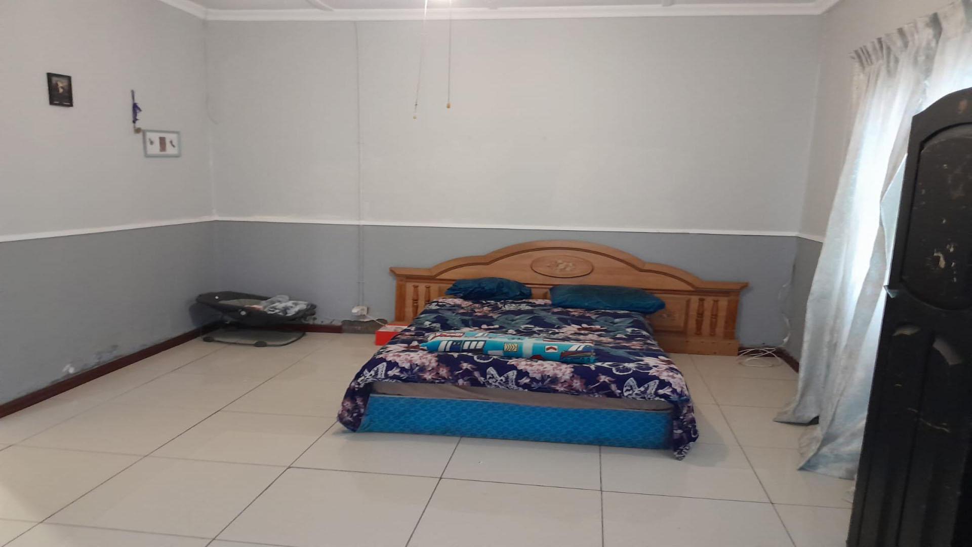 Bed Room 1 of property in Despatch