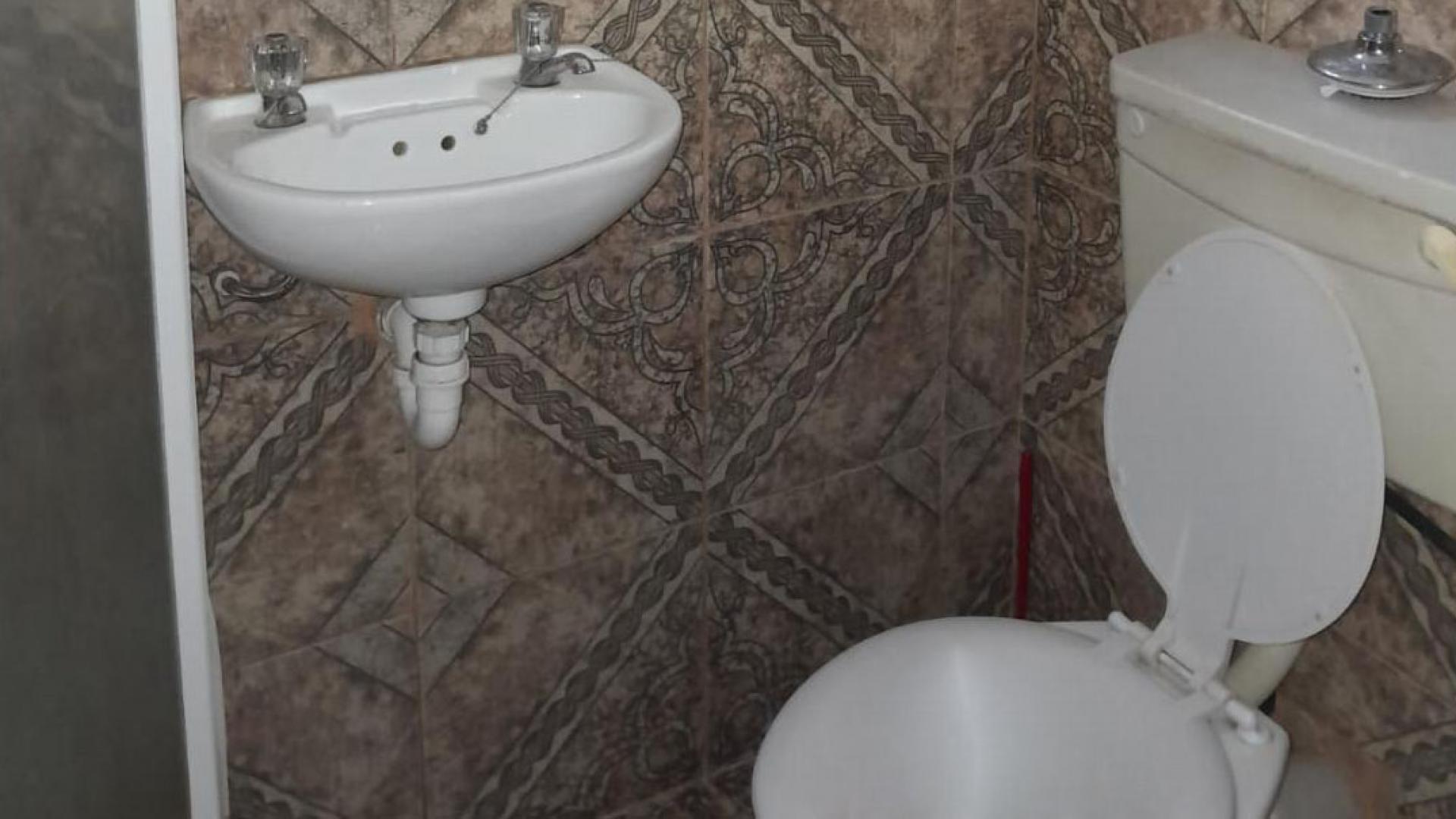 Bathroom 2 of property in Despatch