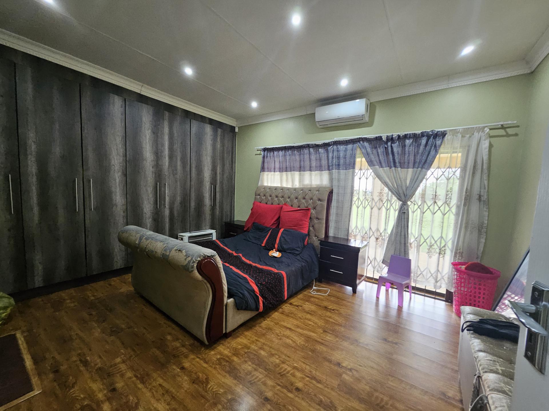 Bed Room 1 of property in Meyerton