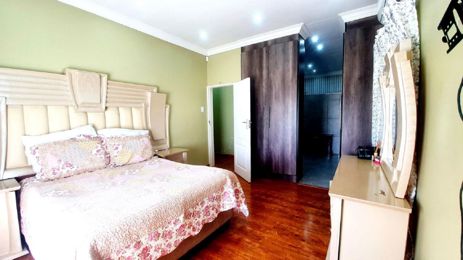 Main Bedroom of property in Meyerton