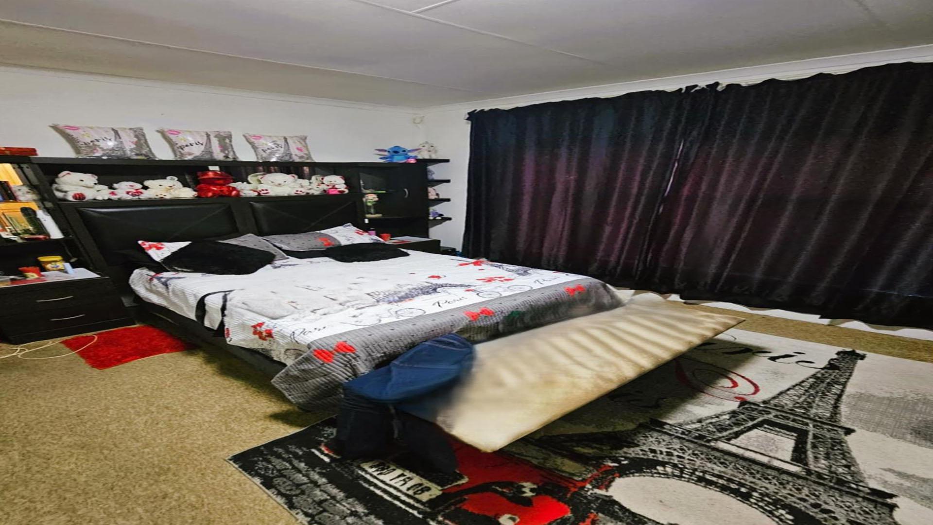 Main Bedroom of property in Evander