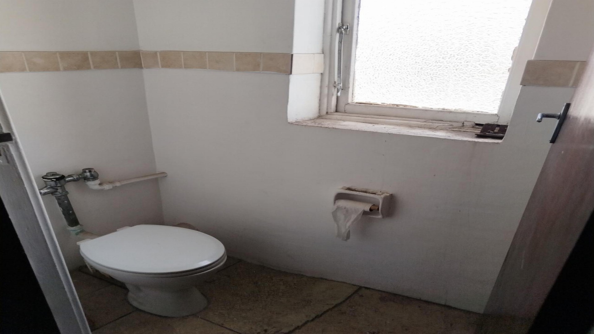 Bathroom 1 of property in Port Elizabeth Central