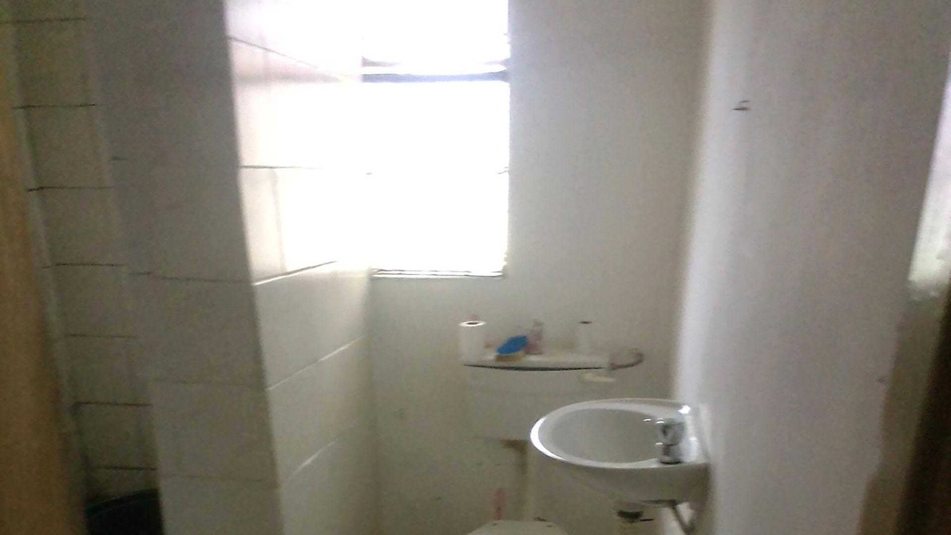 Main Bathroom - 6 square meters of property in Cambridge West