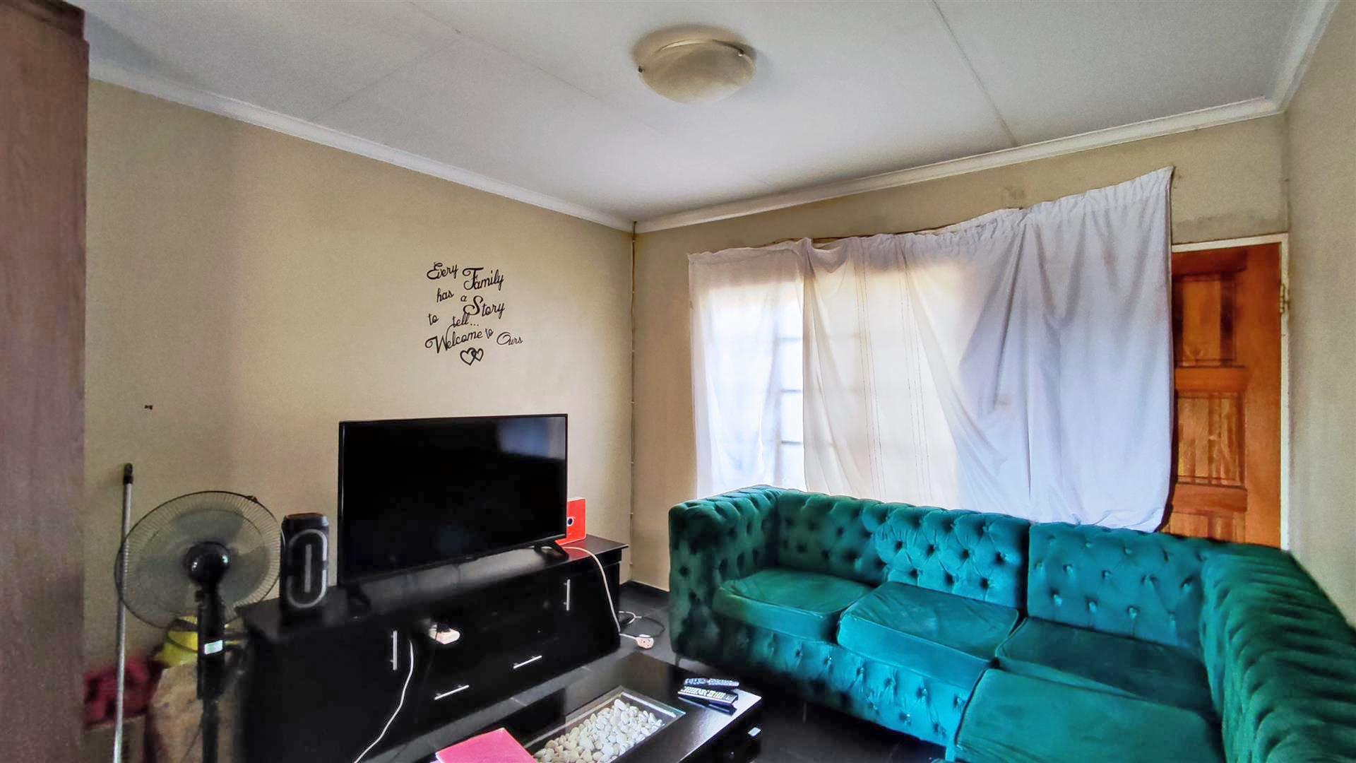 Lounges - 16 square meters of property in Selcourt