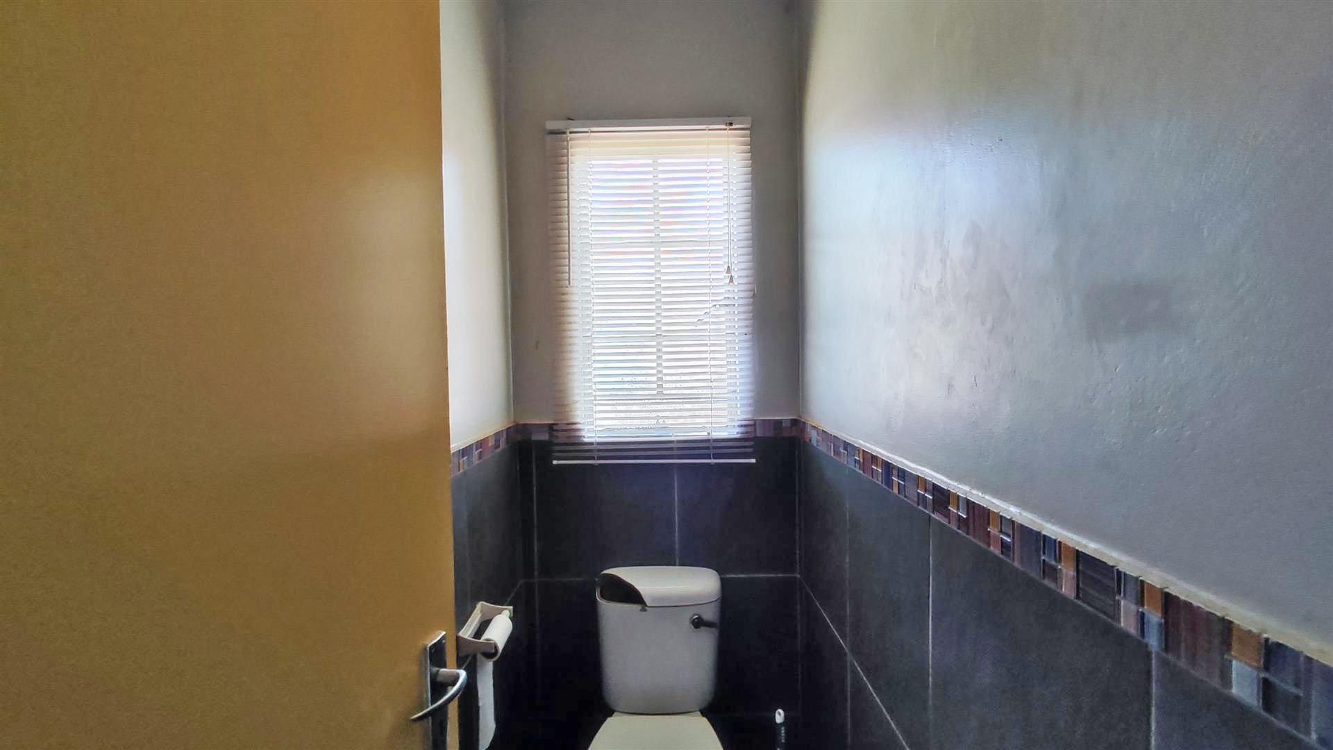 Bathroom 1 - 6 square meters of property in Selcourt
