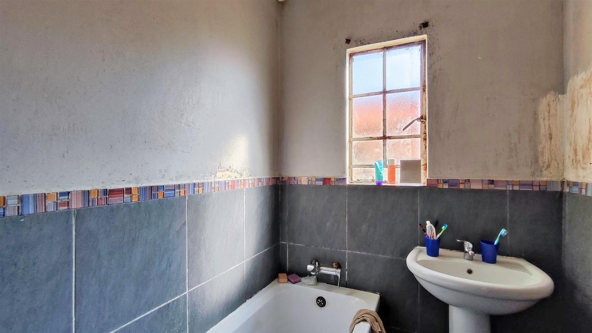 Bathroom 1 - 6 square meters of property in Selcourt