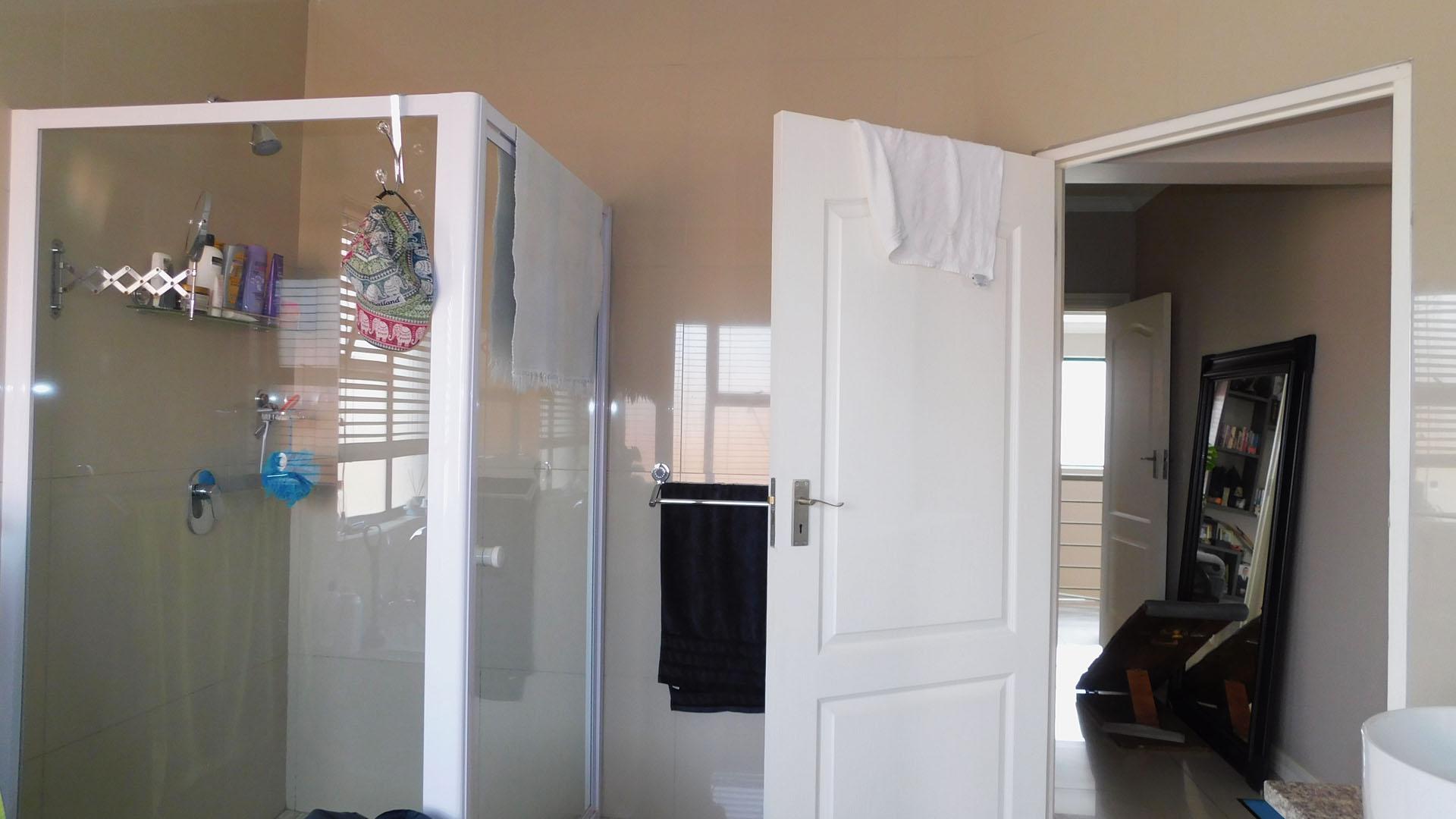 Main Bathroom - 12 square meters of property in Montana