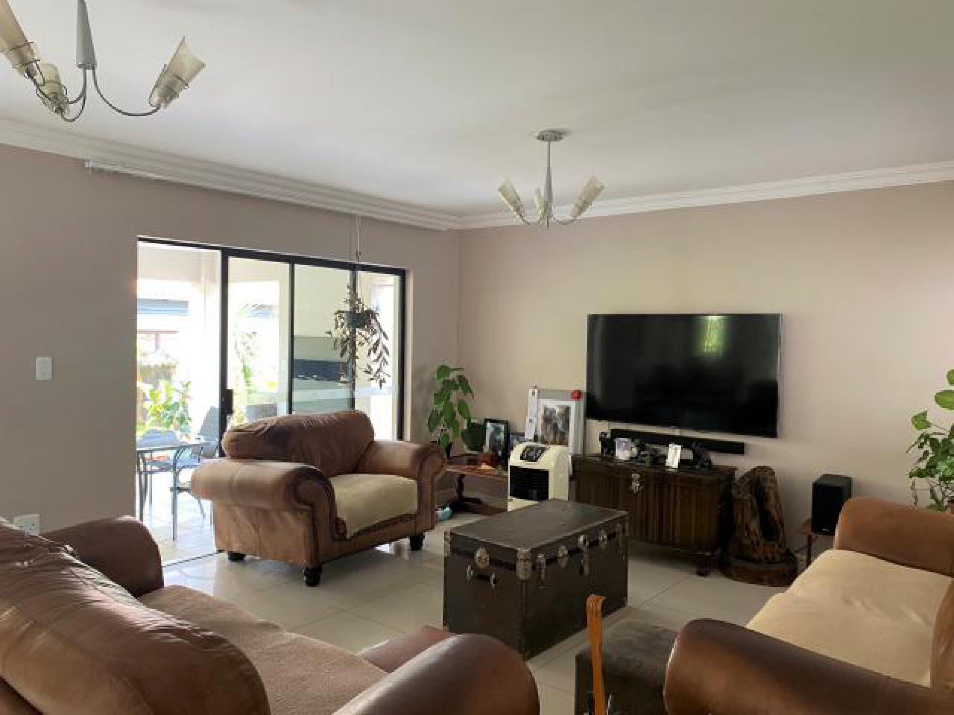 Lounges - 45 square meters of property in Montana