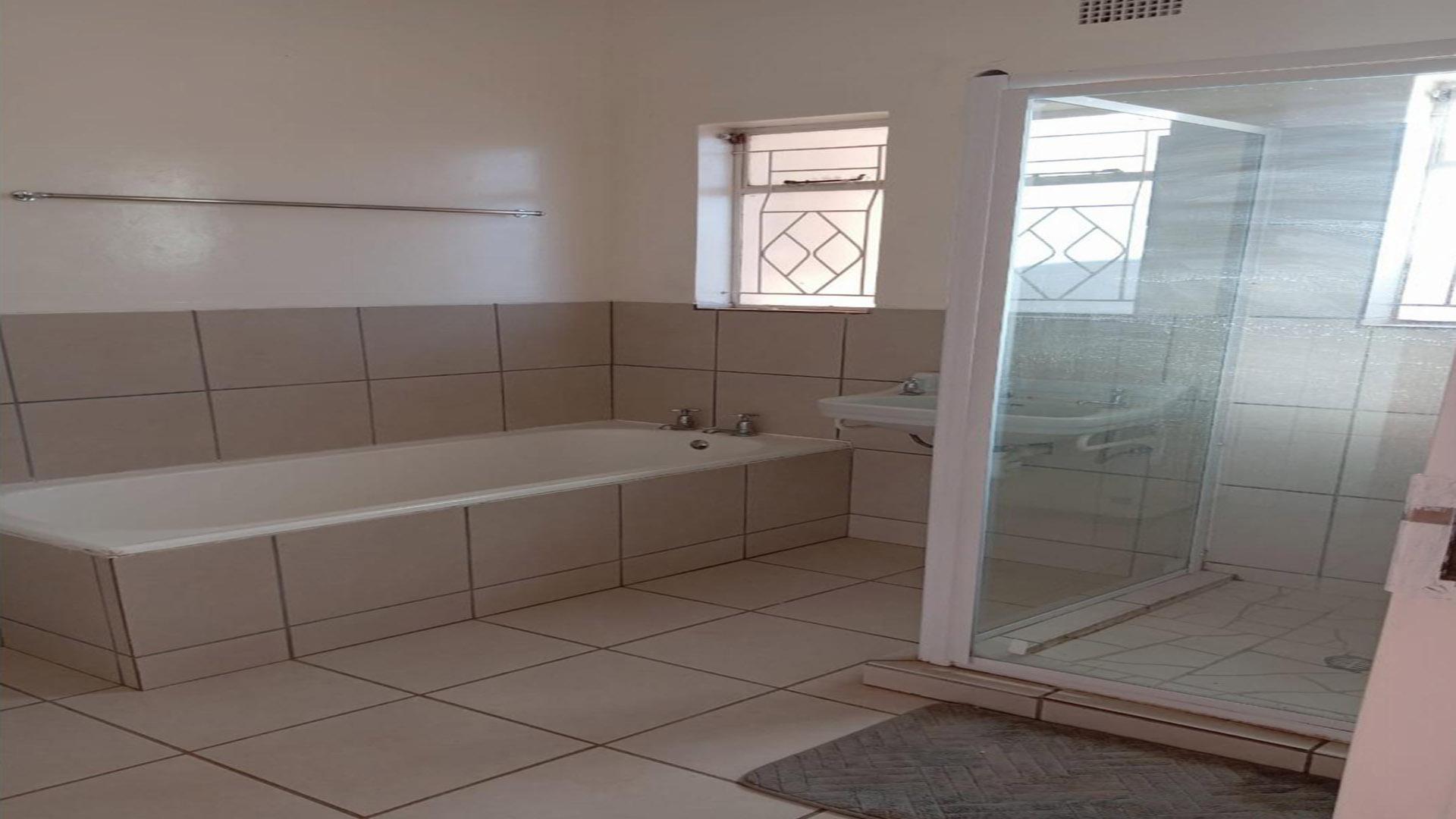 Bathroom 1 of property in Loeriesfontein