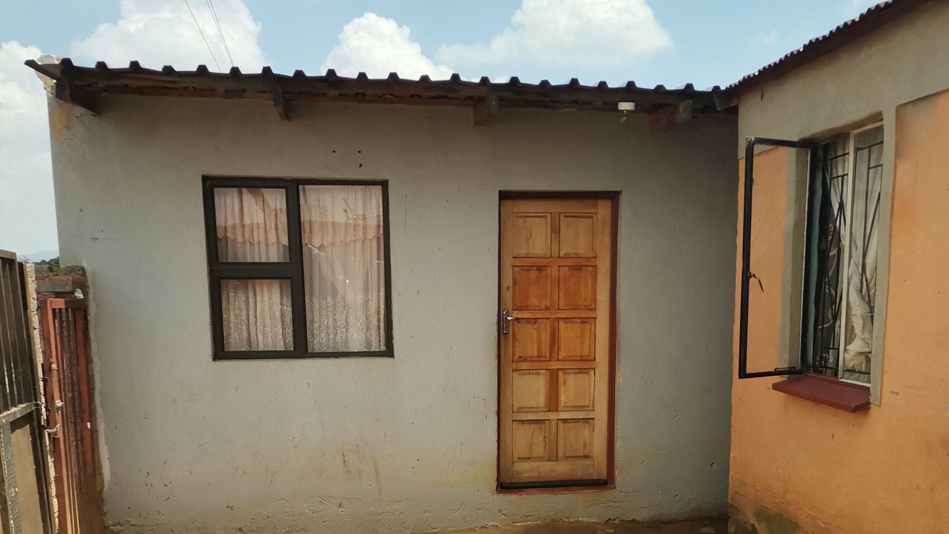 Front View of property in Greenfields