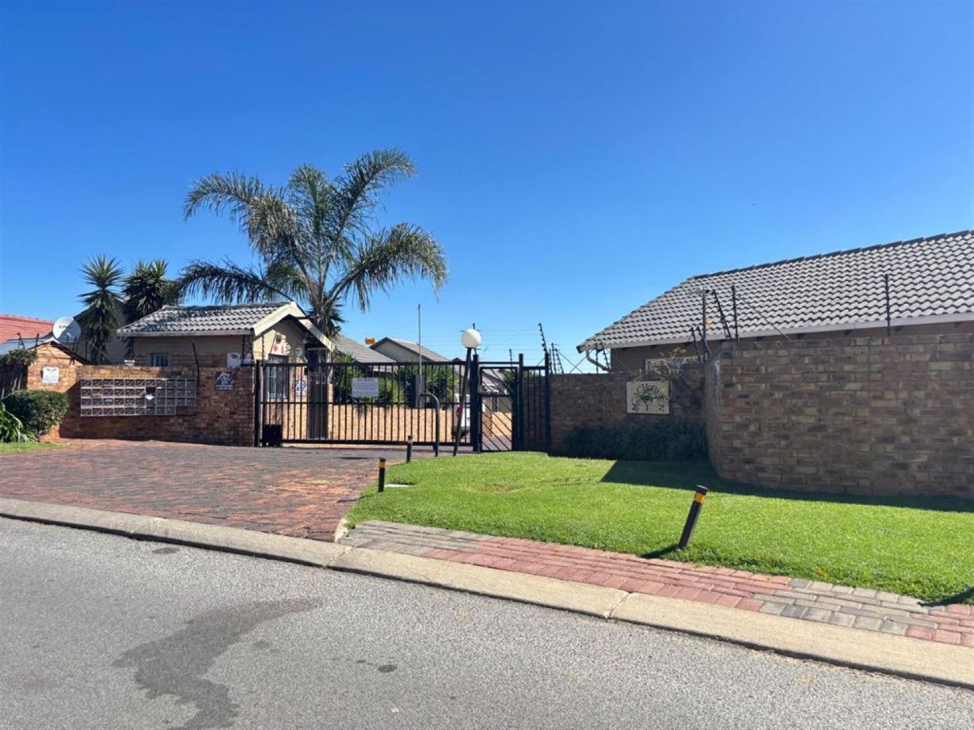 Front View of property in Ormonde